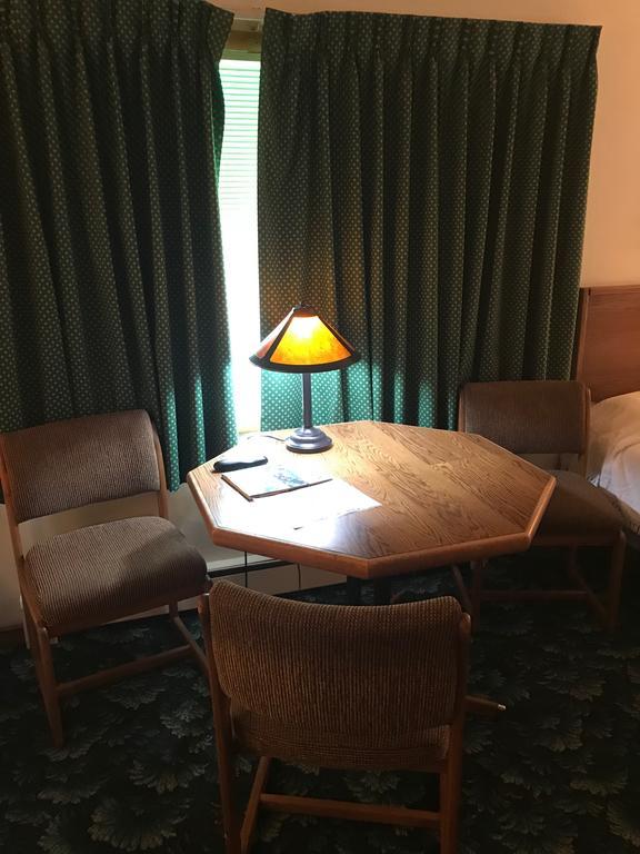 Mcgovern'S Motel And Suites Sun Prairie Zewnętrze zdjęcie