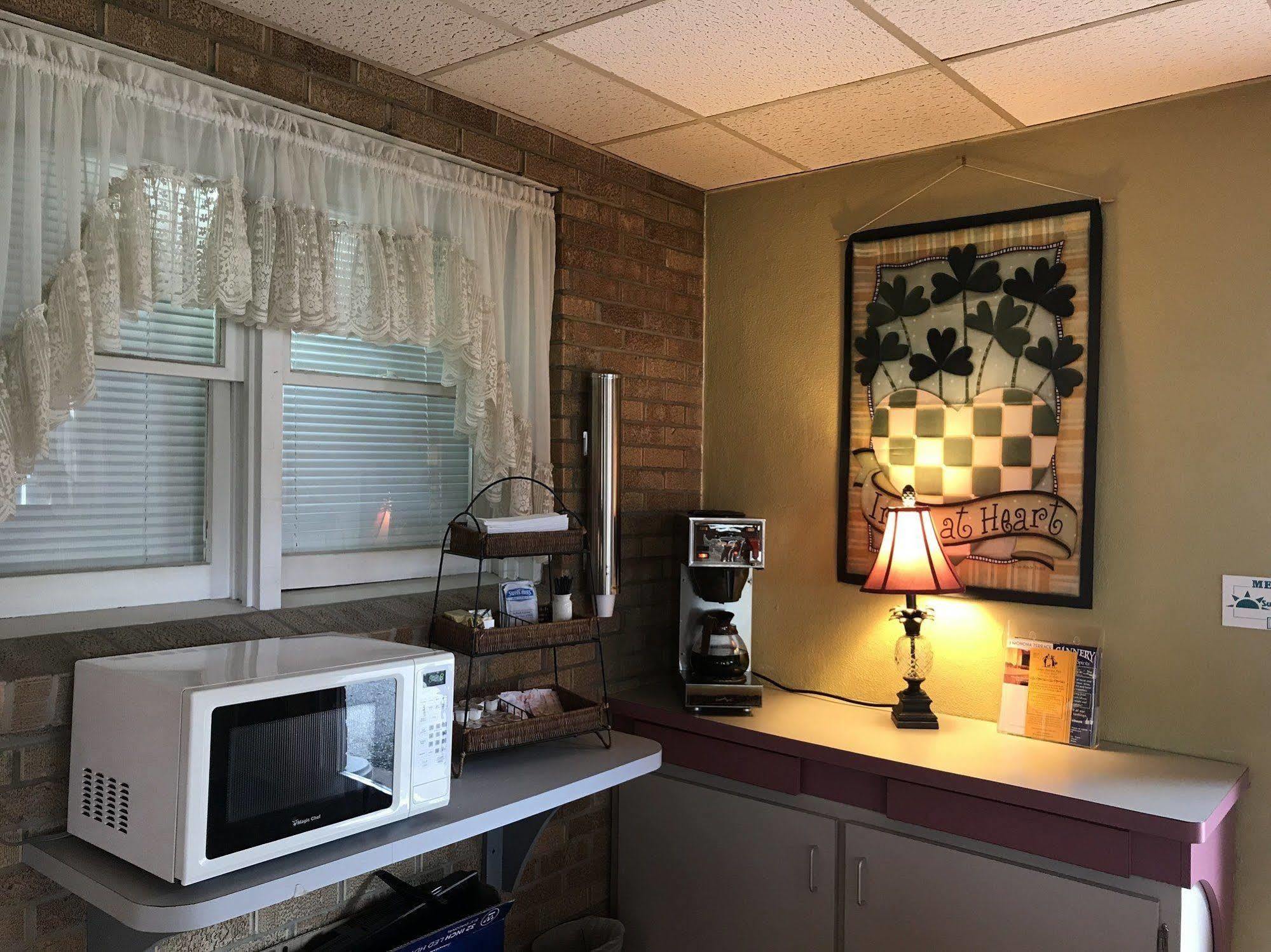 Mcgovern'S Motel And Suites Sun Prairie Zewnętrze zdjęcie